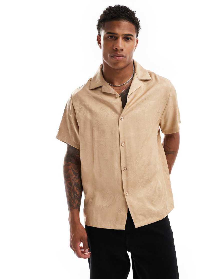 ASOS DESIGN - Kurzärmliges, locker geschnittenes Hemd in Beige mit Reverskragen und Blatt-Jacquardmuster-Neutral ASOS DESIGN - Kurzärmliges, locker geschnittenes Hemd in Beige mit Reverskragen und Blatt-Jacquardmuster-Neutral von ASOS DESIGN