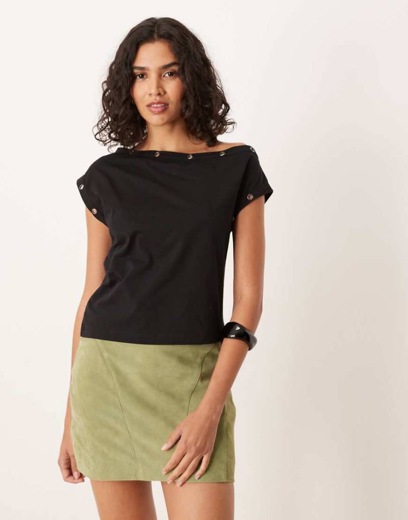 ASOS DESIGN - Kurzärmliges, schulterfreies T-Shirt in Schwarz mit Ring-Nieten-Details von ASOS DESIGN