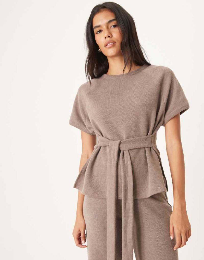 ASOS DESIGN - Kurzärmliges T-Shirt in Mokka mit weicher Haptik und Bindegürtel-Brown von ASOS DESIGN