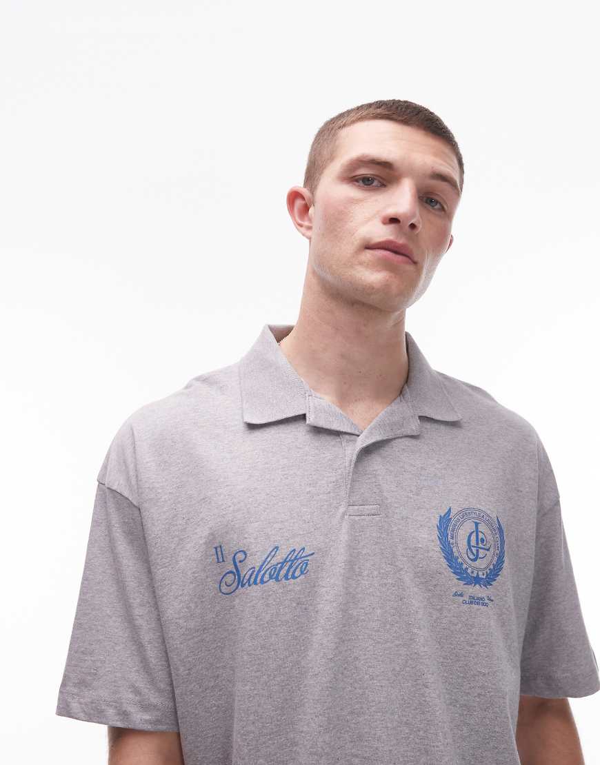 ASOS DESIGN - Kurzärmliges Boxy-Fit-Polohemd in meliertem Grau mit Brustprint von ASOS DESIGN