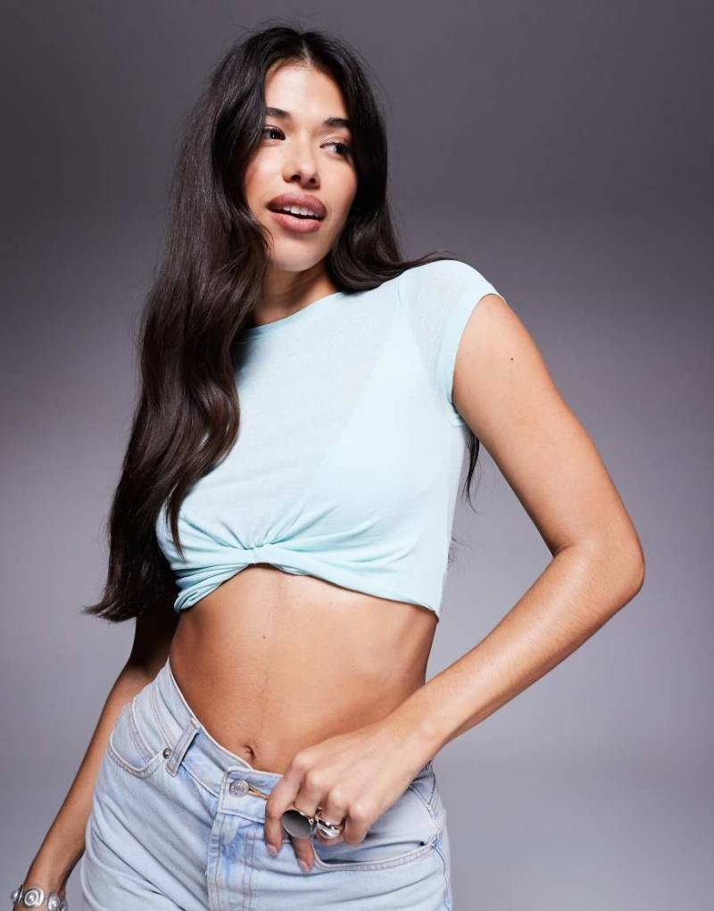 ASOS DESIGN - Kurzärmliges Cropped-Oberteil aus Netzstoff in Blau mit Knoten vorne von ASOS DESIGN