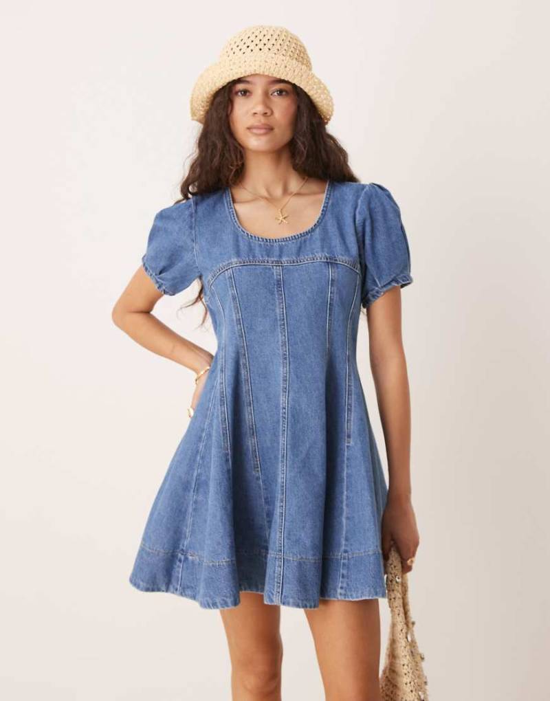 ASOS DESIGN - Kurzärmliges Denim-Minikleid in mittelblauer Waschung mit Ziernaht von ASOS DESIGN