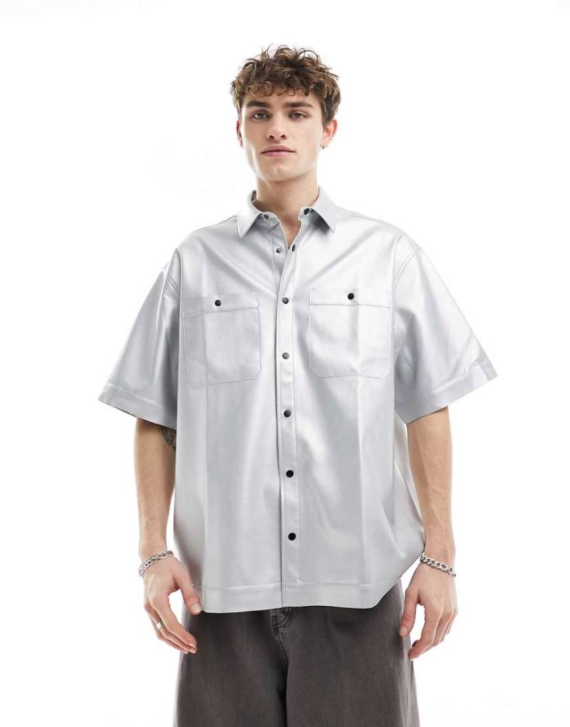 ASOS DESIGN - Kurzärmliges Hemd aus Kunstleder in Silberoptik mit kastigem Schnitt von ASOS DESIGN