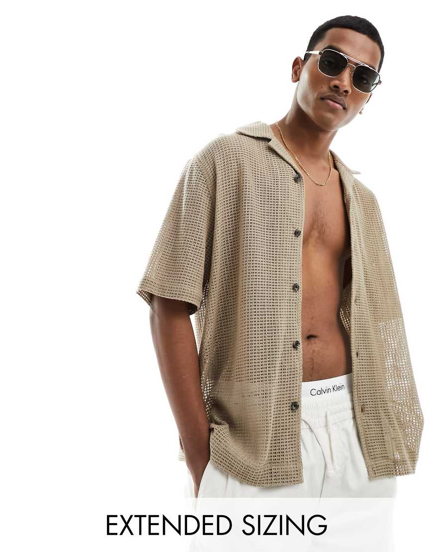 ASOS DESIGN - Kurzärmliges Hemd aus beiger Baumwolle mit lockerem Schnitt und Reverskragen-Neutral von ASOS DESIGN