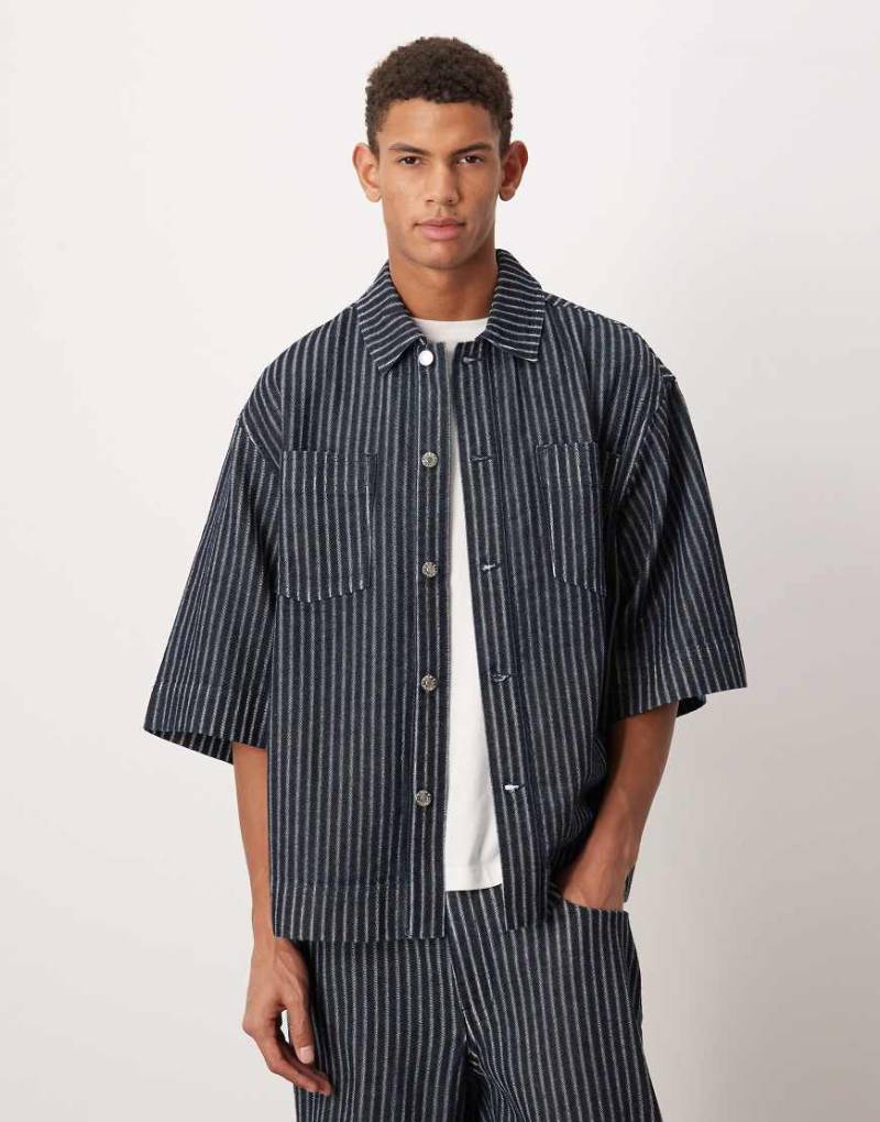ASOS DESIGN - Kurzärmliges Hemd aus gestreiftem Denim in Raw-Waschung, Kombiteil-Blau von ASOS DESIGN