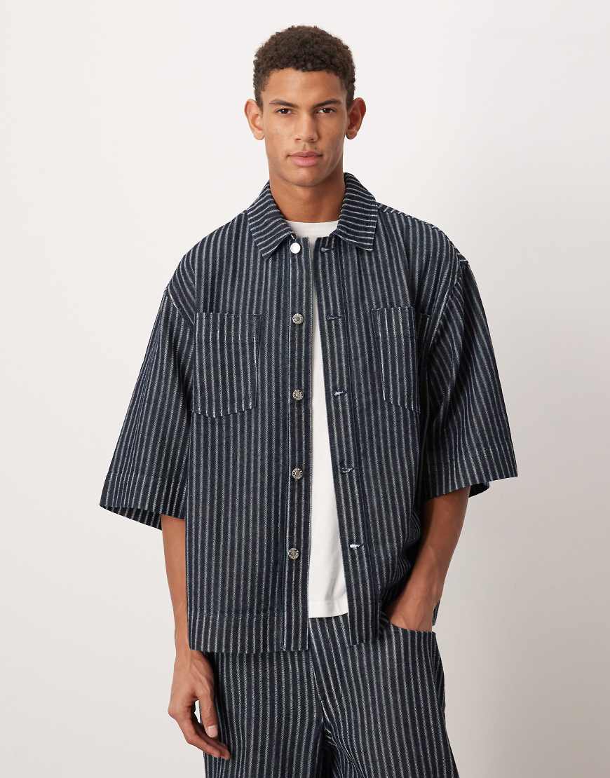 ASOS DESIGN - Kurzärmliges Hemd aus gestreiftem Denim in Raw-Waschung, Kombiteil-Blau von ASOS DESIGN