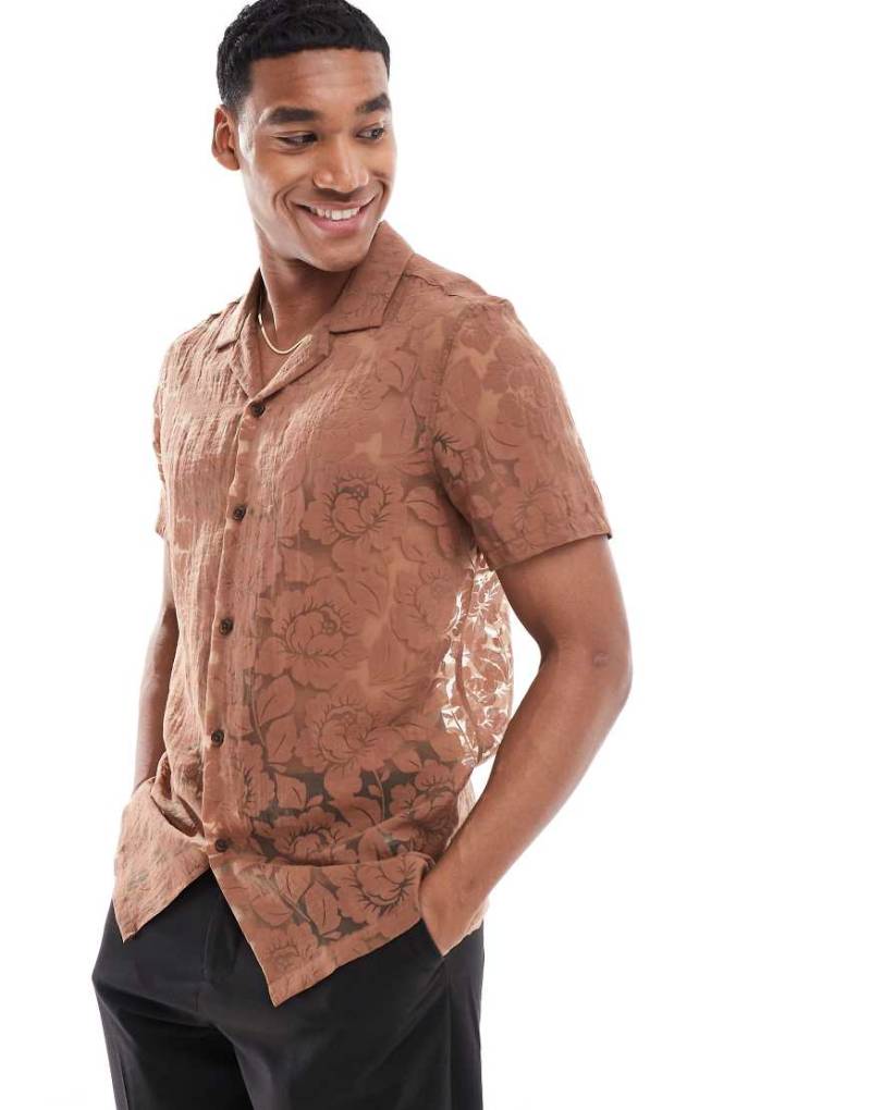 ASOS DESIGN - Kurzärmliges Hemd in Braun mit normalem Schnitt, Reverskragen und floralem Ausbrennermuster von ASOS DESIGN