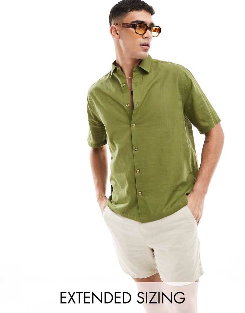 ASOS DESIGN - Kurzärmliges Hemd in khaki Leinenoptik mit lockerem Schnitt-Grün von ASOS DESIGN