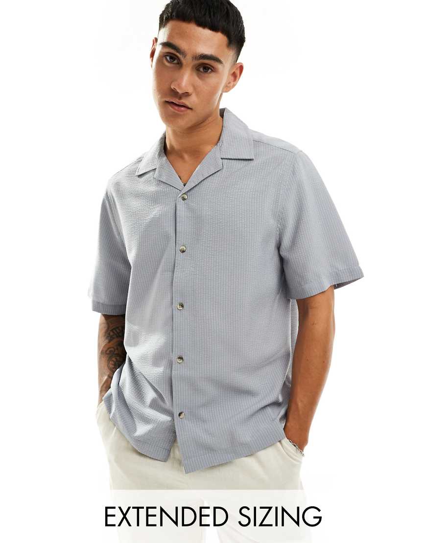 ASOS DESIGN - Kurzärmliges Hemd in strukturiertem Staubblau mit lockerem Schnitt und Reverskragen von ASOS DESIGN