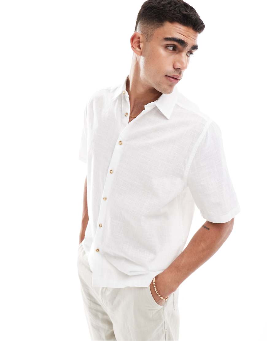 ASOS DESIGN - Kurzärmliges Hemd in weißer Leinenoptik mit lockerem Schnitt von ASOS DESIGN