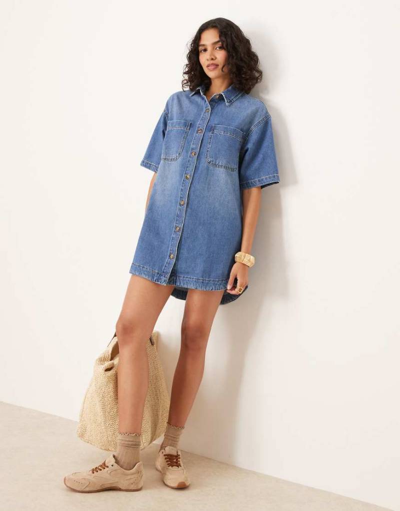 ASOS DESIGN - Kurzärmliges Jeans-Minikleid in verwaschenem Mittelblau von ASOS DESIGN