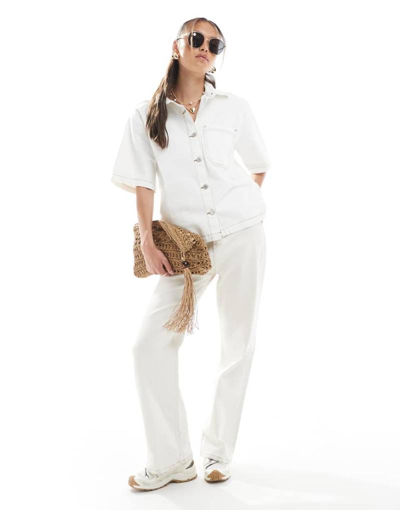 ASOS DESIGN - Kurzärmliges Jeanshemd in Ecru mit Tasche-Weiß von ASOS DESIGN