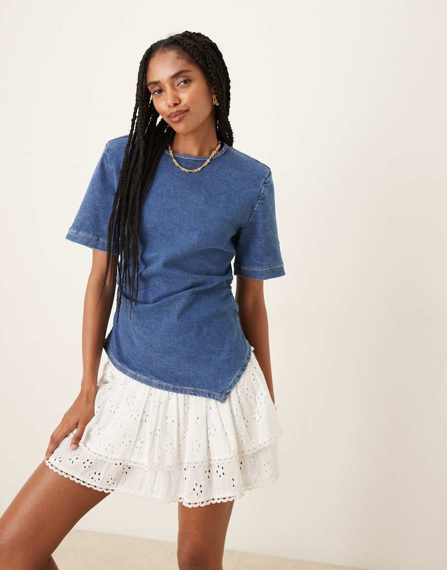 ASOS DESIGN - Kurzärmliges Jeansoberteil in Mittelblau mit geraffter Taille und Schulterpolstern ASOS DESIGN - Kurzärmliges Jeansoberteil in Mittelblau mit geraffter Taille und Schulterpolstern von ASOS DESIGN