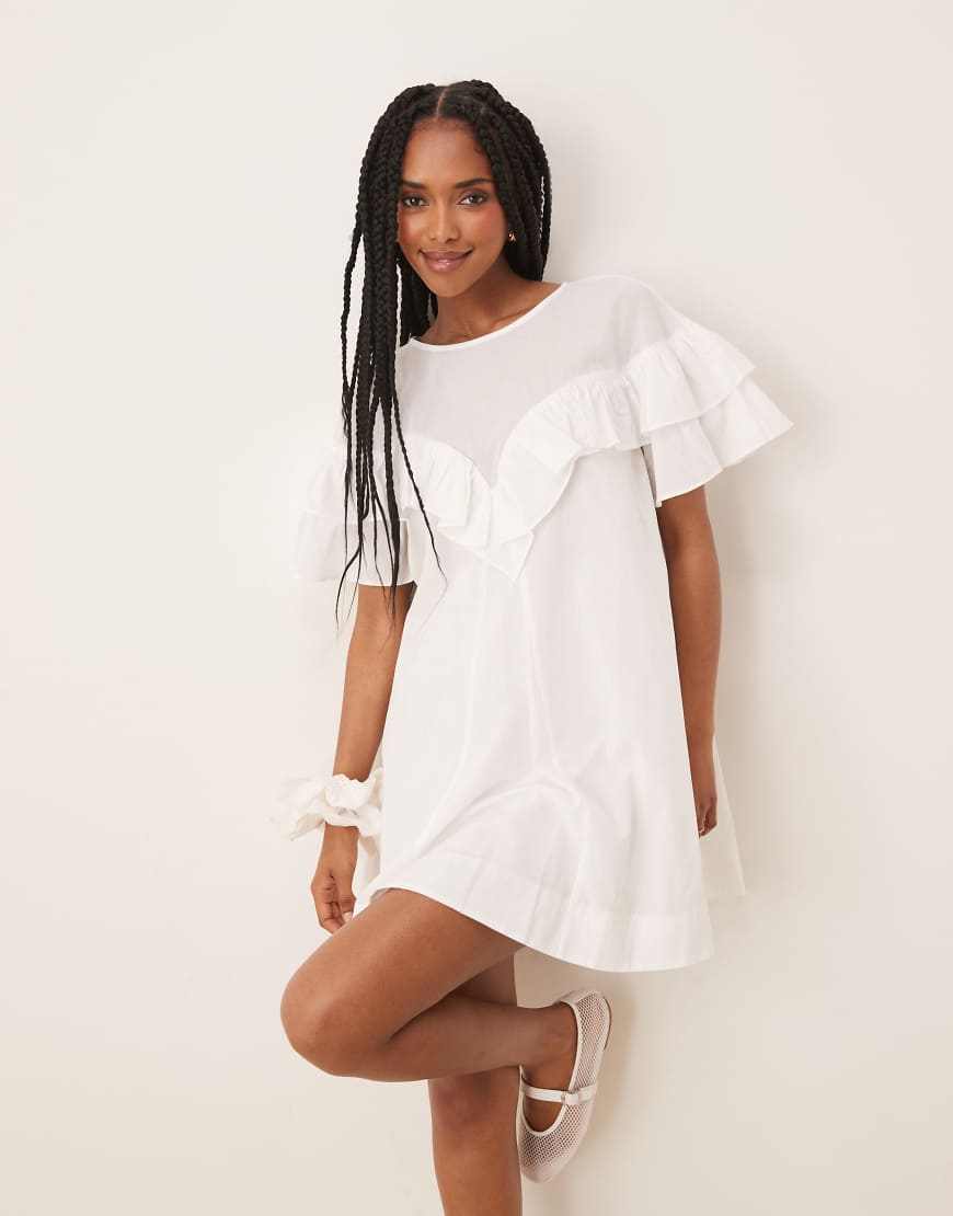 ASOS DESIGN - Kurzärmliges Kleid in Weiß mit Rüschen von ASOS DESIGN