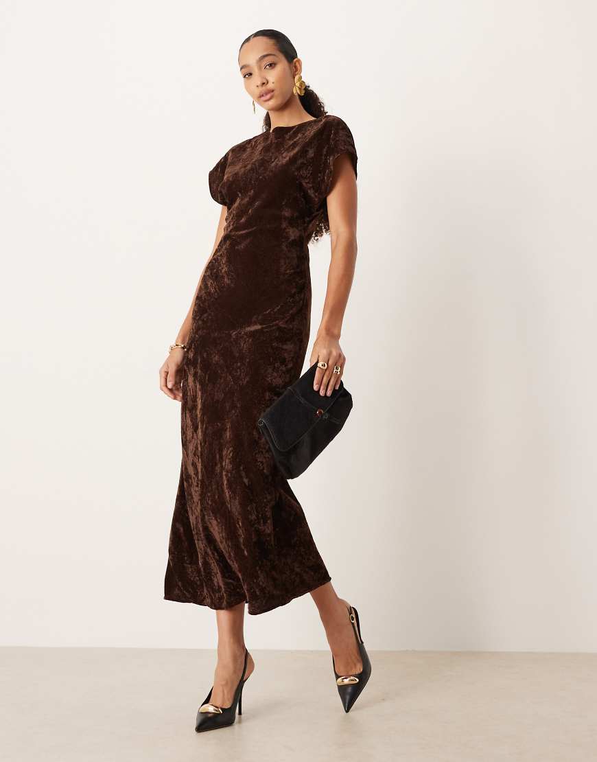 ASOS DESIGN - Kurzärmliges Midikleid aus Samt in Schokobraun mit Rundhalsausschnitt-Brown ASOS DESIGN - Kurzärmliges Midikleid aus Samt in Schokobraun mit Rundhalsausschnitt-Brown von ASOS DESIGN