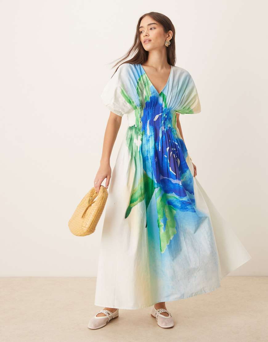 ASOS DESIGN - Kurzärmliges Midikleid mit V-Ausschnitt, schmalen Biesen und blauem Rosen-Print-Bunt ASOS DESIGN - Kurzärmliges Midikleid mit V-Ausschnitt, schmalen Biesen und blauem Rosen-Print-Bunt von ASOS DESIGN