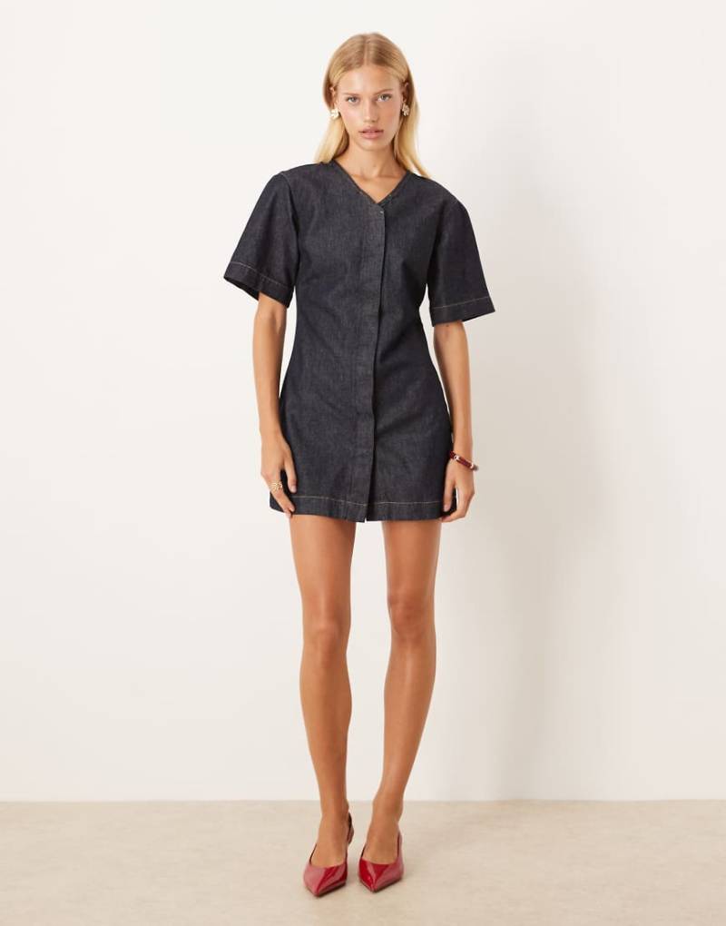 ASOS DESIGN - Kurzärmliges Mini-Jeanskleid in Indigoblau mit hohem V-Ausschnitt von ASOS DESIGN