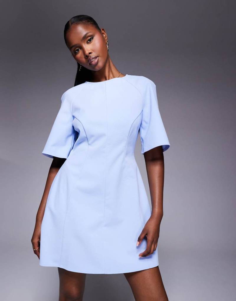 ASOS DESIGN - Kurzärmliges Minikleid in Hellblau mit Ziernaht und Kuppelrock-Braun von ASOS DESIGN
