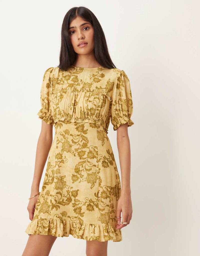 ASOS DESIGN - Kurzärmliges Minikleid in Rostrot mit dezentem Blumenmuster und geraffter Brustpartie-Bunt von ASOS DESIGN