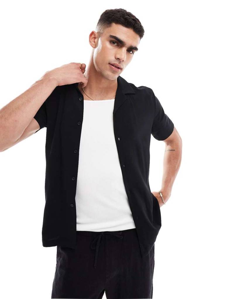ASOS DESIGN - Kurzärmliges Muskelhemd aus Viskose in Schwarz mit breitem Reverskragen von ASOS DESIGN
