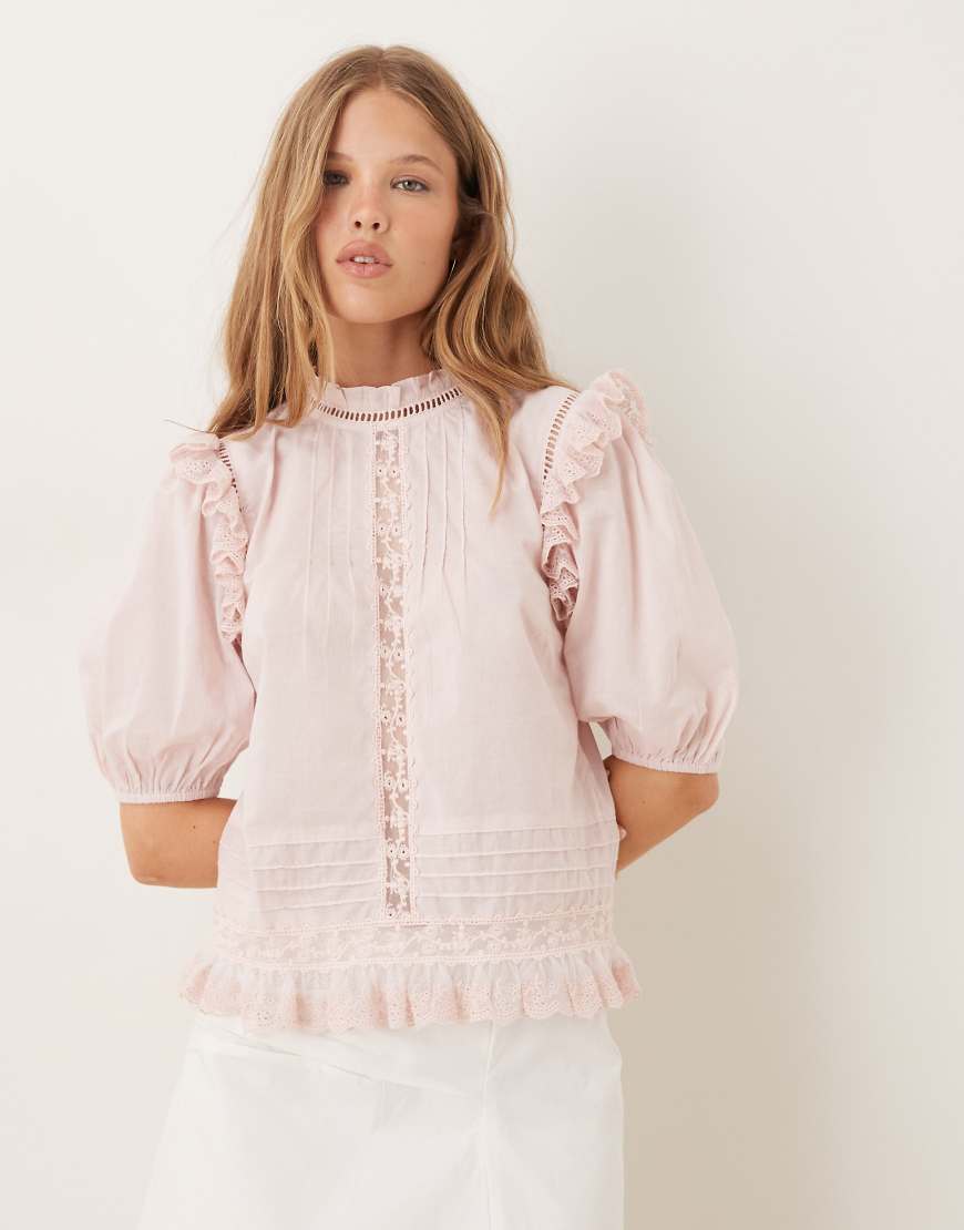 ASOS DESIGN - Kurzärmliges Oberteil in Rosa mit Spitzeneinsatz und Rüschen von ASOS DESIGN