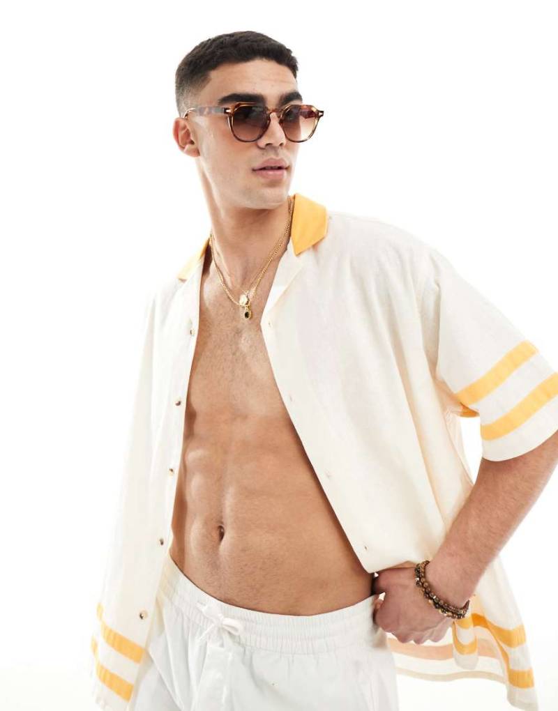 ASOS DESIGN - Kurzärmliges Oversize-Hemd aus Leinen in Ecru und Gelb mit Reverskragen und Einsätzen-Weiß von ASOS DESIGN