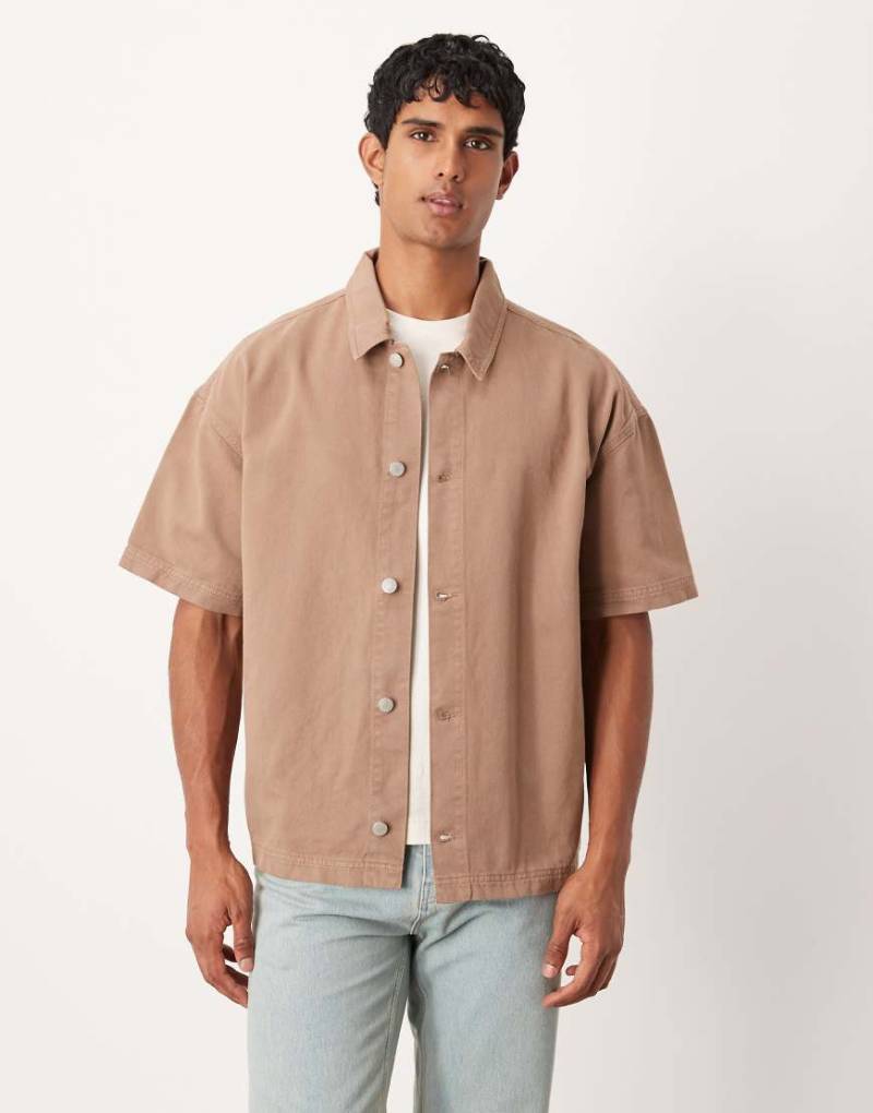 ASOS DESIGN - Kurzärmliges Oversize-Hemd in Braun-Brown von ASOS DESIGN