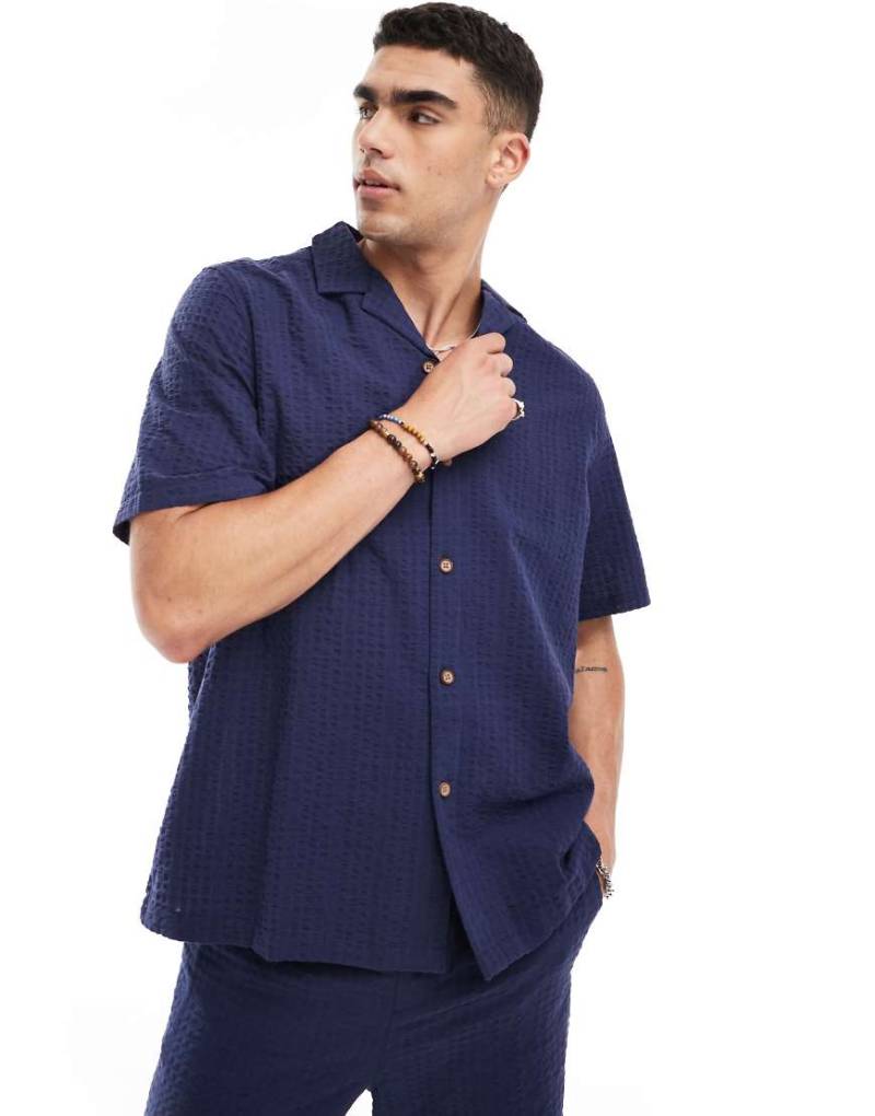 ASOS DESIGN - Kurzärmliges Oversize-Hemd in Marineblau im 90er-Stil mit Seersucker-Struktur, Kombiteil von ASOS DESIGN