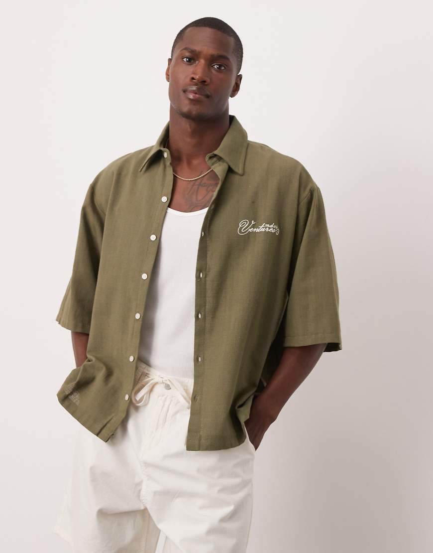 ASOS DESIGN - Kurzärmliges Oversize-Hemd in khakifarbener Leinenoptik mit Stickerei auf der Brust-Grün ASOS DESIGN - Kurzärmliges Oversize-Hemd in khakifarbener Leinenoptik mit Stickerei auf der Brust-Grün von ASOS DESIGN