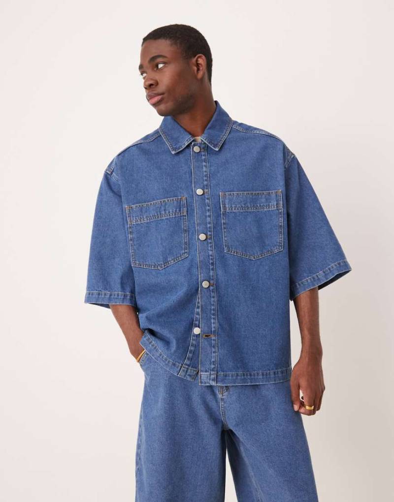 ASOS DESIGN - Kurzärmliges Oversize-Jeanshemd in mittelblauer Waschung mit aufgesetzten Taschen, Kombiteil von ASOS DESIGN