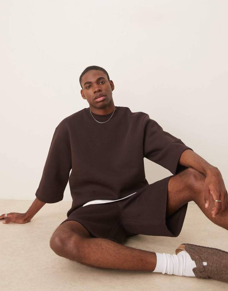 ASOS DESIGN - Kurzärmliges Oversize-Sweatshirt in Braun von ASOS DESIGN