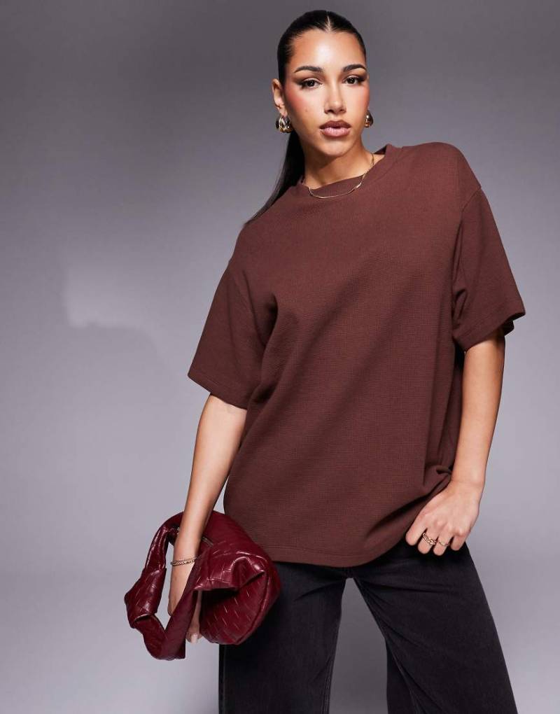 ASOS DESIGN - Kurzärmliges Oversize-T-Shirt in Braun mit Waffelstruktur von ASOS DESIGN
