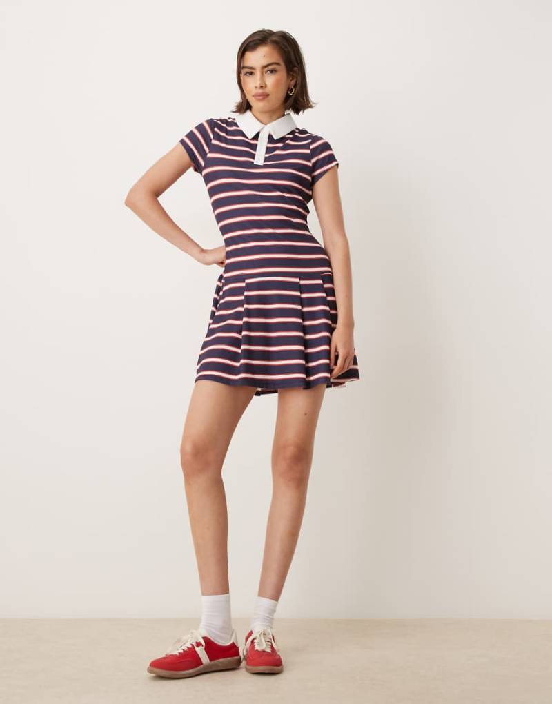 ASOS DESIGN - Kurzärmliges Polo-Minikleid in Marineblau gestreift mit plissiertem Rock-Bunt von ASOS DESIGN