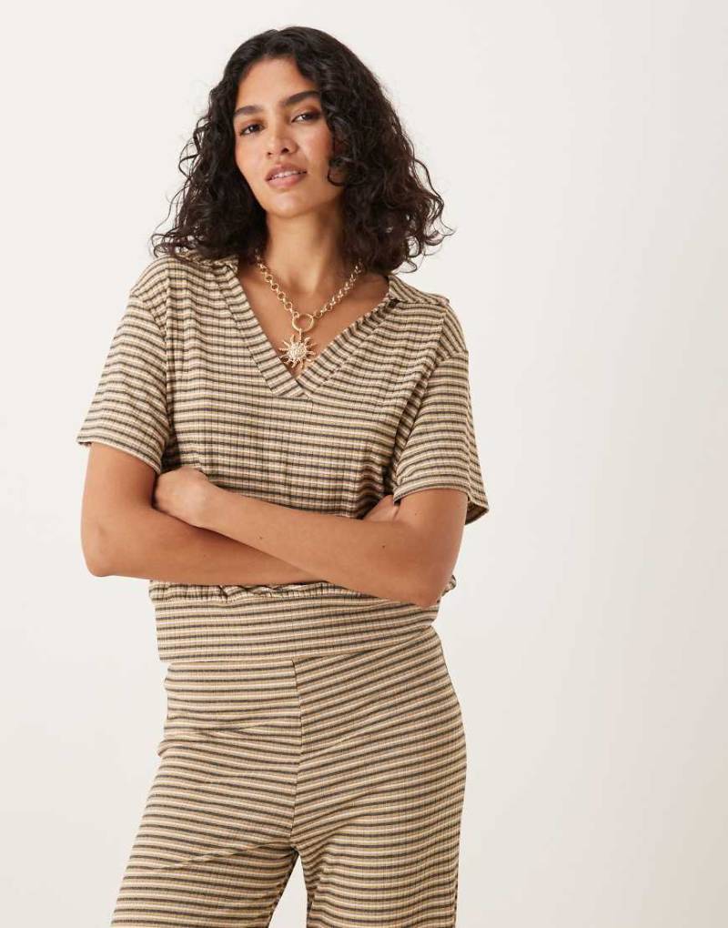 ASOS DESIGN - Kurzärmliges Polo-T-Shirt in Neutral gestreift, Kombiteil-Bunt von ASOS DESIGN