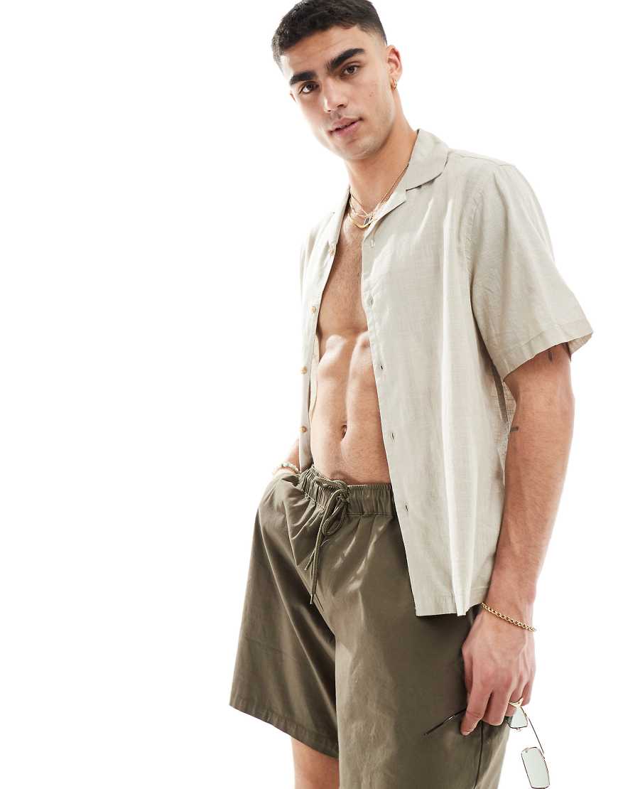 ASOS DESIGN - Kurzärmliges Relaxed Fit Hemd in Steingrau mit Leinen-Optik und Reverskragen von ASOS DESIGN