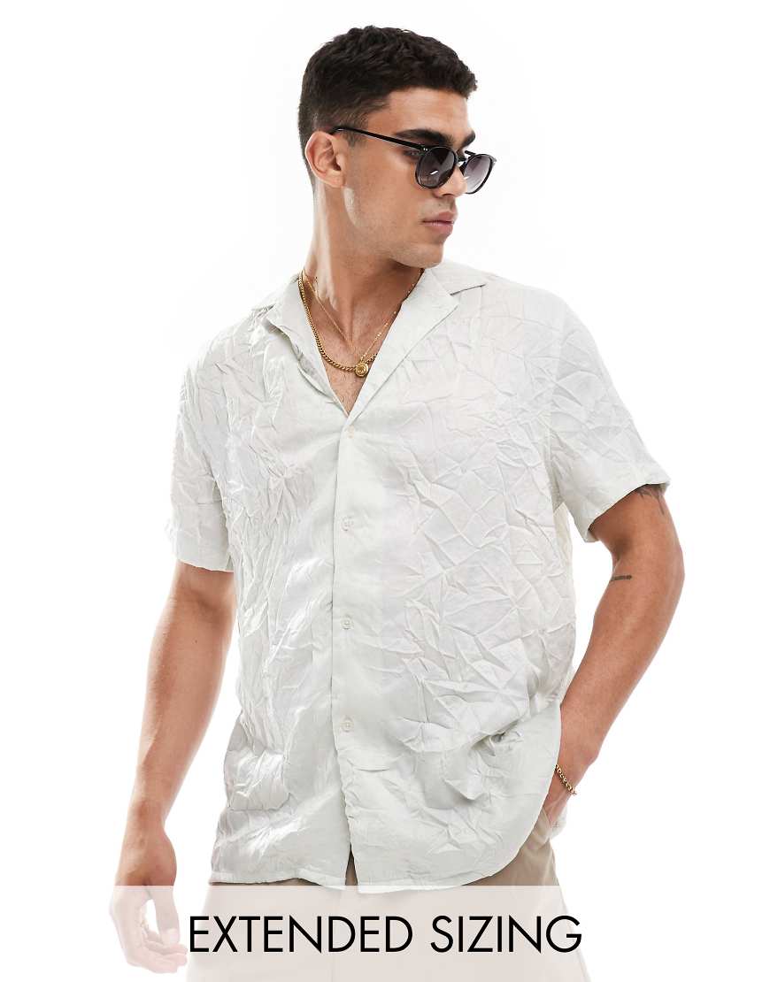 ASOS DESIGN - Kurzärmliges Satinhemd in Grau mit lässigem Schnitt und tiefem Reverskragen-Silber von ASOS DESIGN