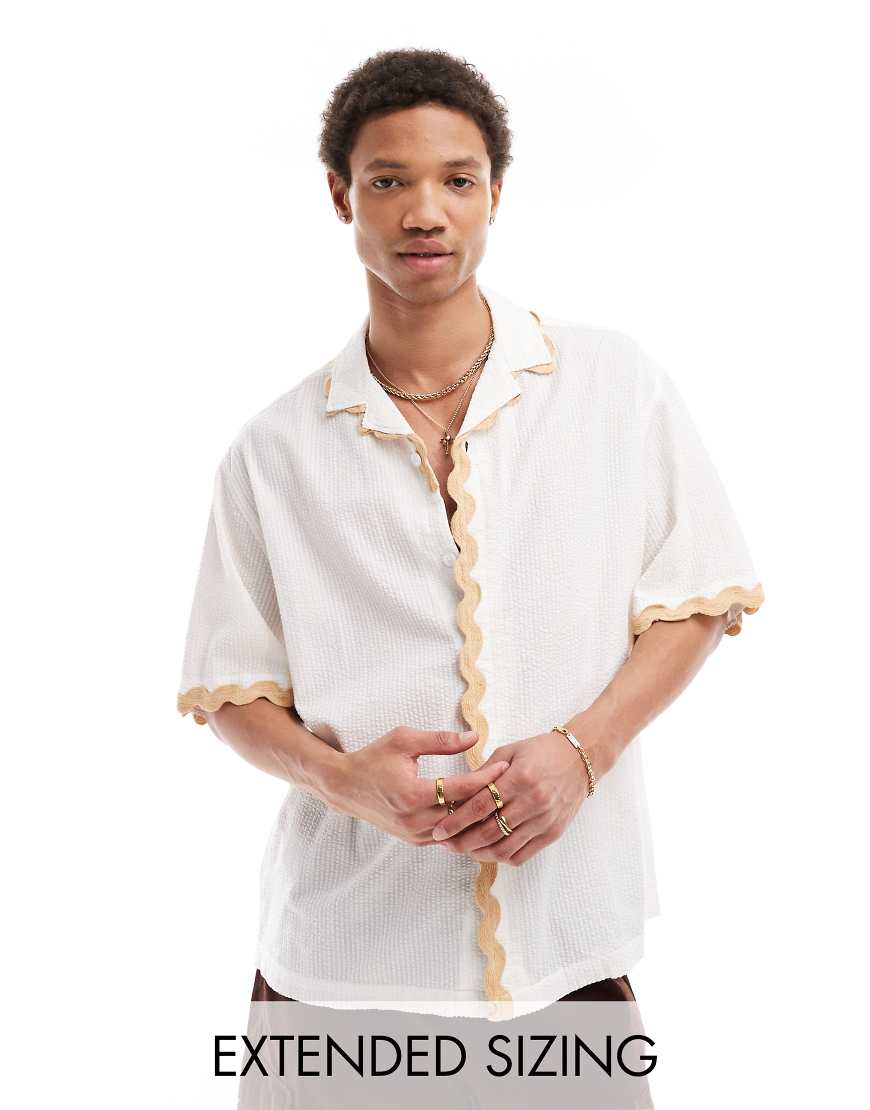 ASOS DESIGN - Kurzärmliges Seersucker-Hemd in Weiß mit lockerem Schnitt, Reverskragen und Wellendetail ASOS DESIGN - Kurzärmliges Seersucker-Hemd in Weiß mit lockerem Schnitt, Reverskragen und Wellendetail von ASOS DESIGN