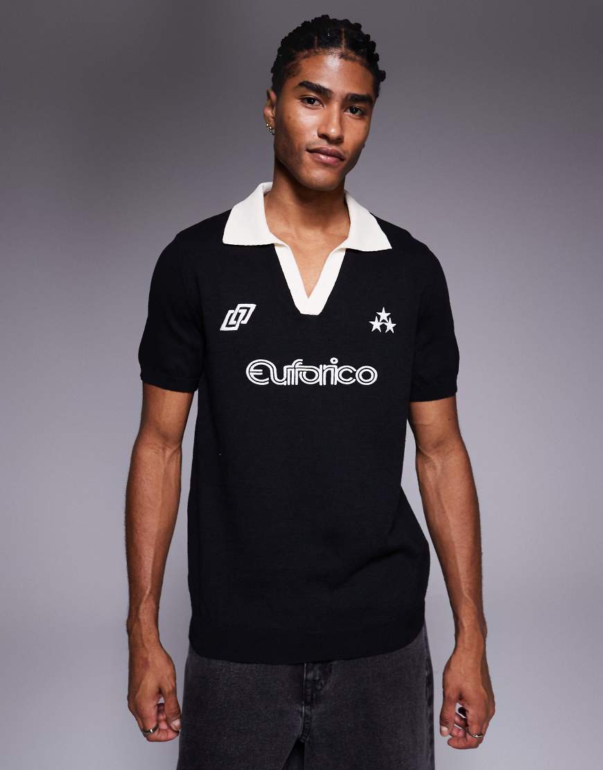 ASOS DESIGN - Kurzärmliges Strick-Polohemd in Schwarz mit Sportgrafik ASOS DESIGN - Kurzärmliges Strick-Polohemd in Schwarz mit Sportgrafik von ASOS DESIGN