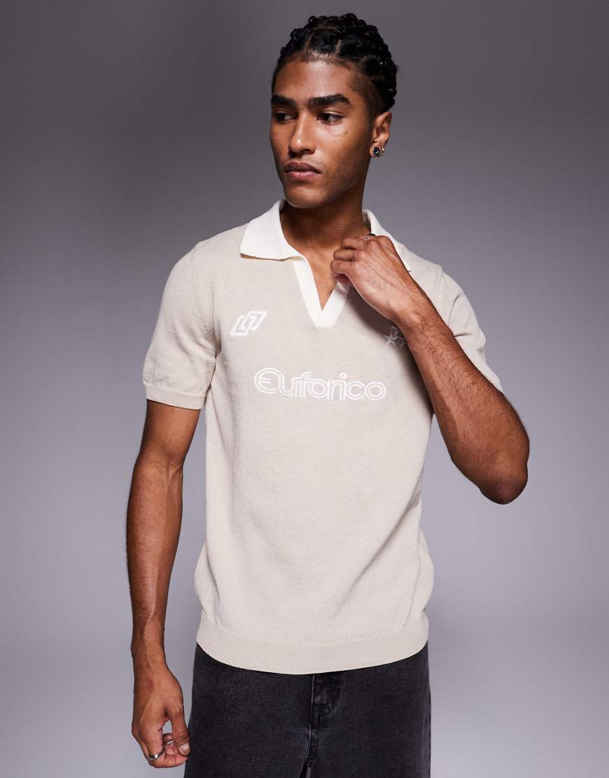 ASOS DESIGN - Kurzärmliges Strick-Polohemd in Stein mit Sportgrafik-Neutral von ASOS DESIGN