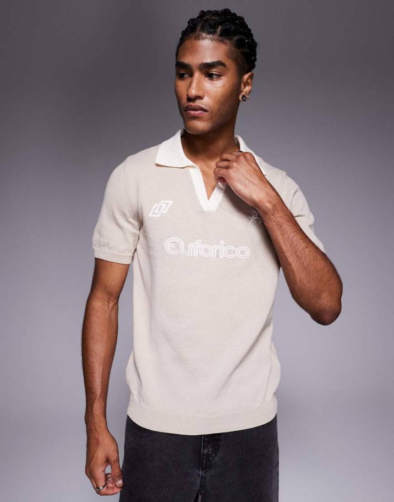 ASOS DESIGN - Kurzärmliges Strick-Polohemd in Stein mit Sportgrafik-Neutral von ASOS DESIGN