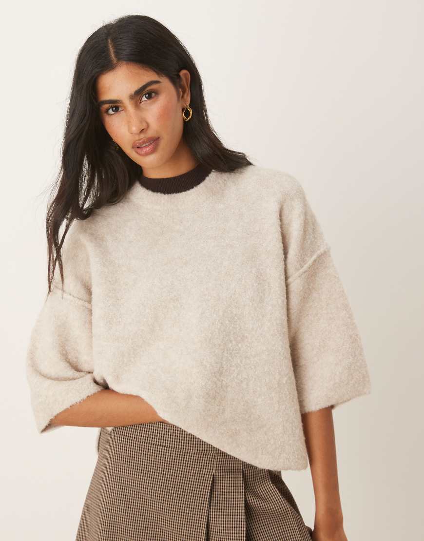 ASOS DESIGN - Kurzärmliges T-Shirt aus Bouclé-Strick in Marshmallow-Weiß ASOS DESIGN - Kurzärmliges T-Shirt aus Bouclé-Strick in Marshmallow-Weiß von ASOS DESIGN