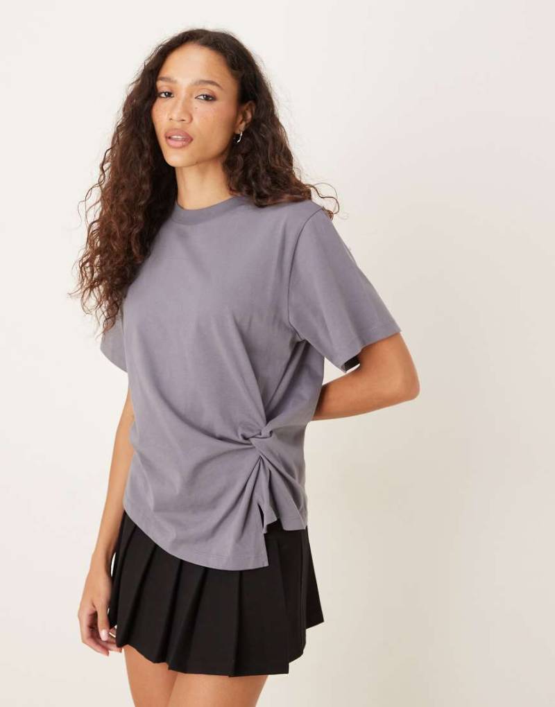 ASOS DESIGN - Kurzärmliges T-Shirt in Anthrazit mit seitlicher Raffung-Grau von ASOS DESIGN