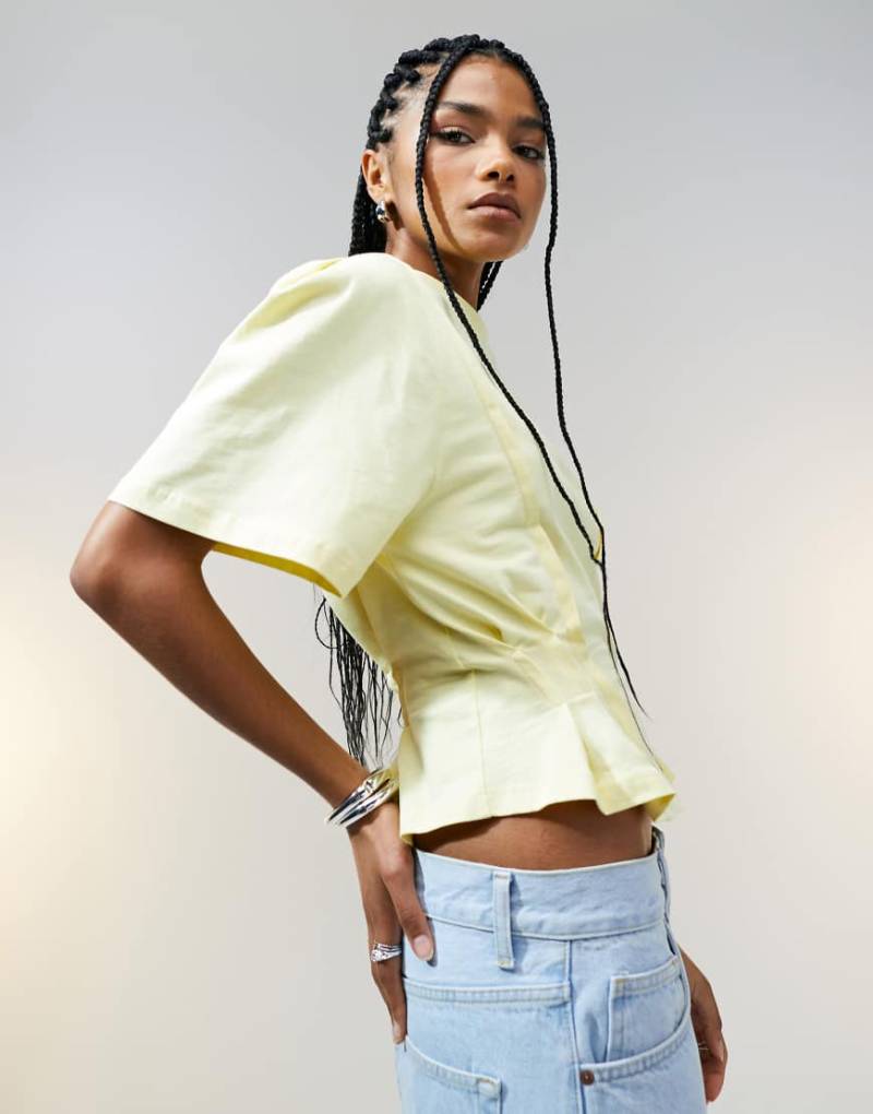 ASOS DESIGN - Kurzärmliges T-Shirt in Buttermilchgelb mit Ziernähten und Korsett-Taille von ASOS DESIGN