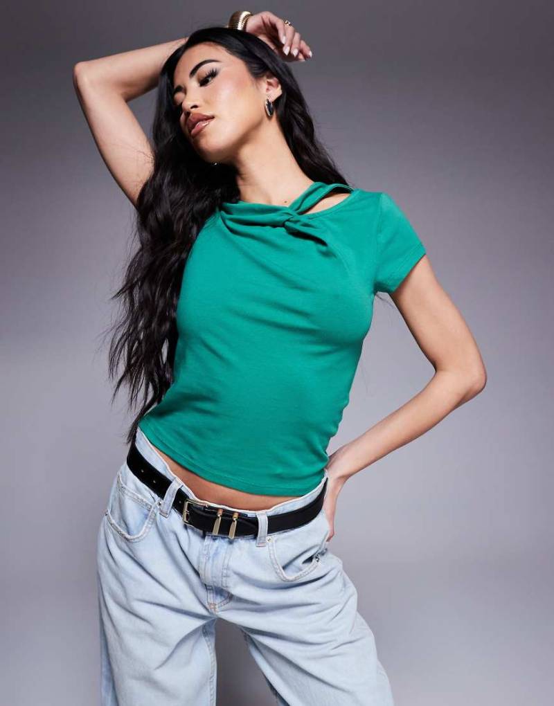 ASOS DESIGN - Kurzärmliges T-Shirt in Grün mit Twist-Detail von ASOS DESIGN