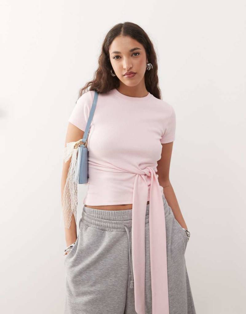 ASOS DESIGN - Kurzärmliges T-Shirt in Rosa mit seitlichem Bindedetail von ASOS DESIGN