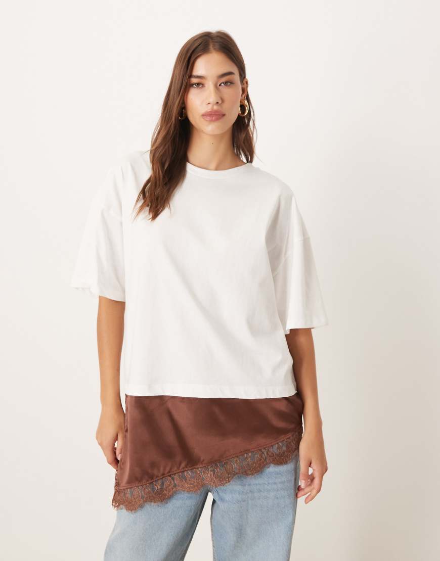 ASOS DESIGN - Kurzärmliges T-Shirt in Schokobraun mit asymmetrischem Spitzen-Satinsaumdetail-Brown ASOS DESIGN - Kurzärmliges T-Shirt in Schokobraun mit asymmetrischem Spitzen-Satinsaumdetail-Brown von ASOS DESIGN