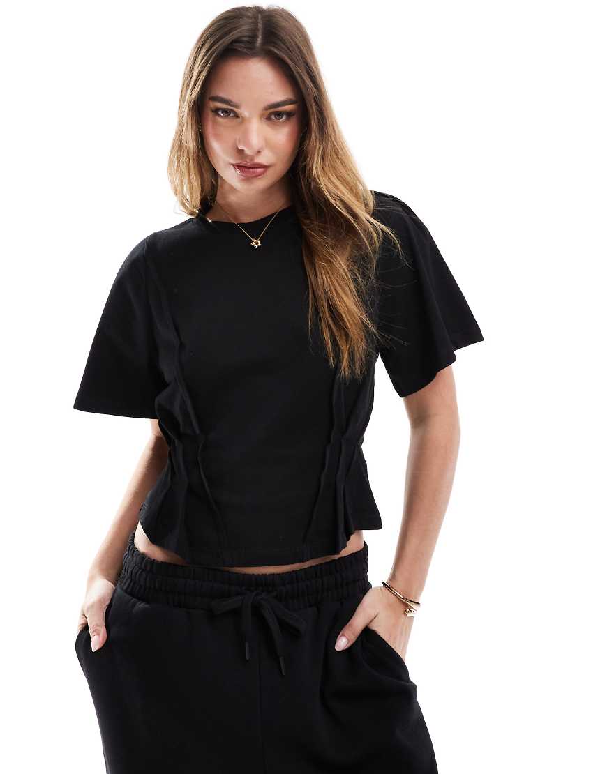 ASOS DESIGN - Kurzärmliges T-Shirt in Schwarz mit Ziernähten und Korsett-Taille von ASOS DESIGN