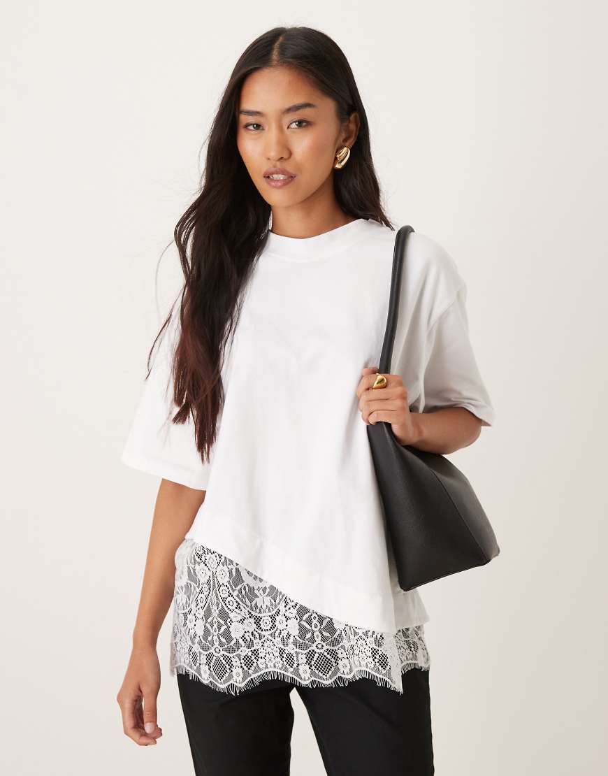 ASOS DESIGN - Kurzärmliges T-Shirt in Weiß mit Spitzensaum von ASOS DESIGN
