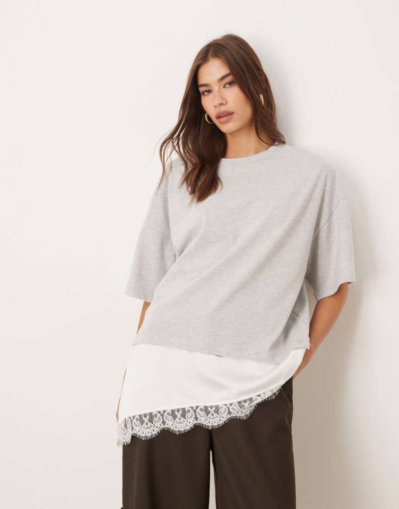 ASOS DESIGN - Kurzärmliges T-Shirt in meliertem Grau mit asymmetrischem Saumdetail aus Satin und Spitze von ASOS DESIGN