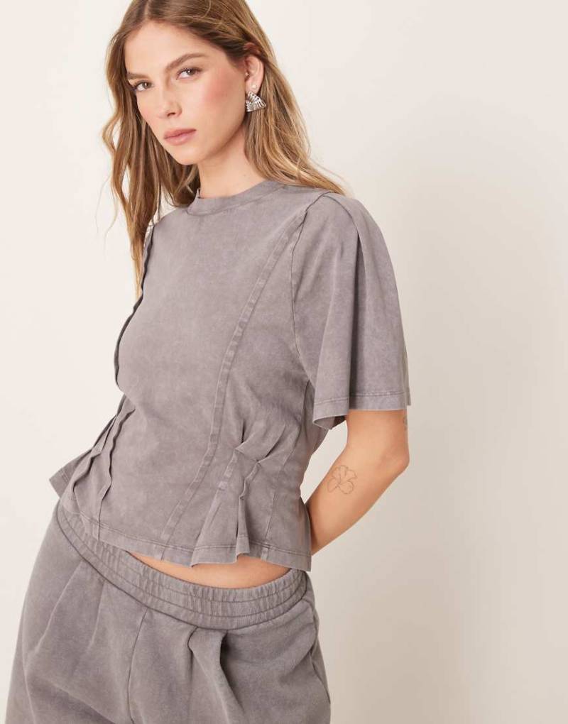 ASOS DESIGN - Kurzärmliges T-Shirt in verwaschenem Grau mit Ziernähten und Korsett-Taille von ASOS DESIGN